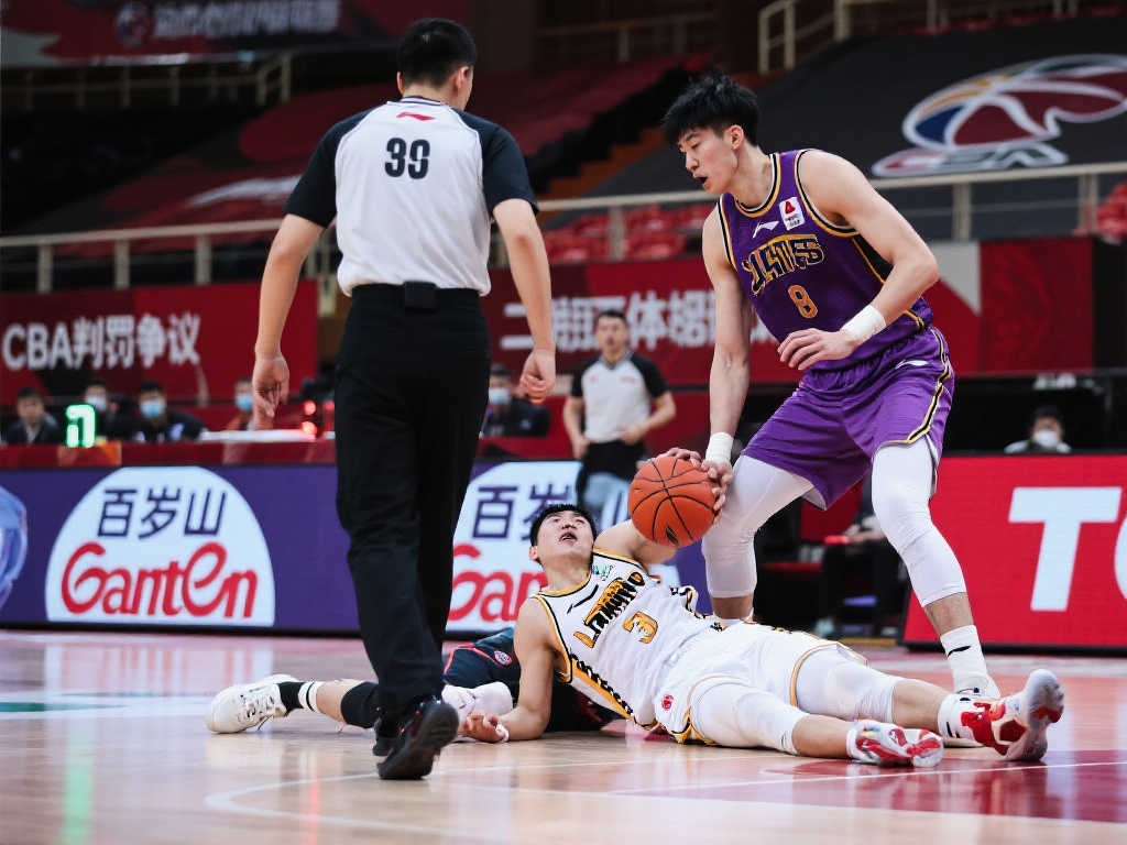 曾凡博空中遭重撞致腰椎骨折！山西北京G2裁判判罚惹争议